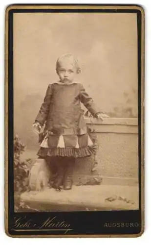 Fotografie Gebr. Martin, Augsburg, Bahnhofstrasse, Kleines Kind im modischen Kleid