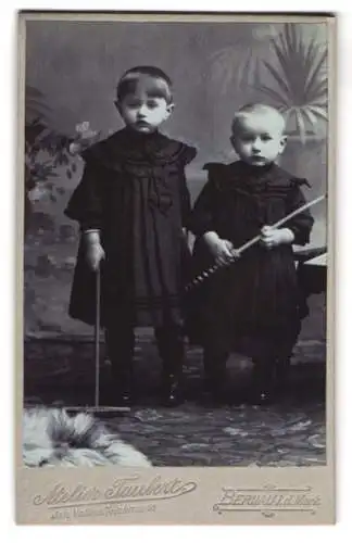 Fotografie V. Teichmann, Bernau i. Mark, Zwei kleine Kinder in Kleidern mit Rechen