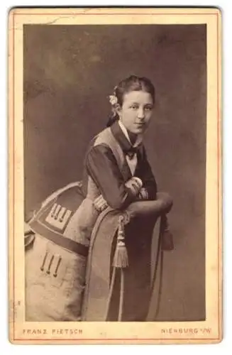 Fotografie Franz Pietsch, Nienburg a. W., Eingang vom Wall u. Neuestrasse, Junge Dame in modischer Kleidung