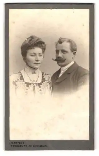 Fotografie Ludwig Mertens, Rendsburg, Bürgerliches Paar in hübscher Kleidung