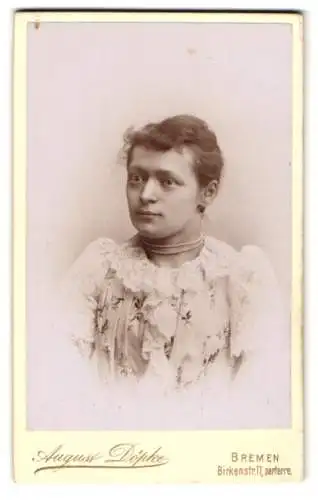 Fotografie August Döpke, Bremen, Birkenstr. 11, Bürgerliche Dame mit Perlenkette