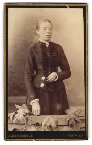 Fotografie Albert Eisele, Neuwied, Markt-Str. 43, Junge Dame in zeitgenössischer Kleidung