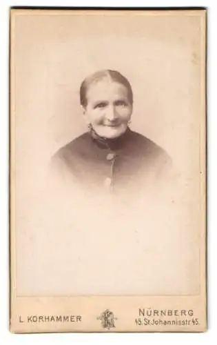Fotografie L. Korhammer, Nürnberg, St. Johannisstr. 45, Ältere Dame mit zurückgebundenem Haar