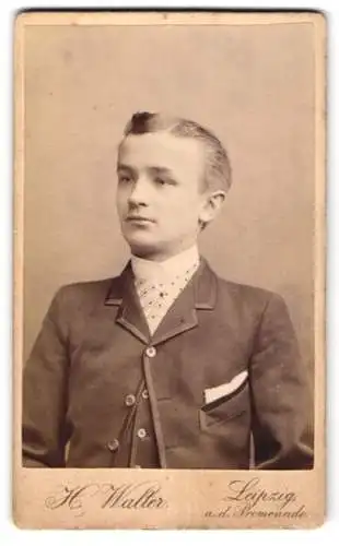 Fotografie Hermann Walter, Leipzig, An der Promenade, Junger Herr im Anzug mit Krawatte