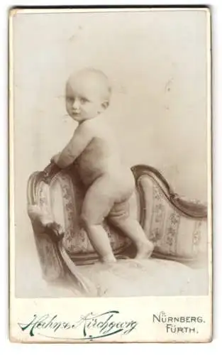 Fotografie Hahn & Kirchgeorg, Fürth, Schwabacherstr. 5, Nackiges Kleinkind steht auf einem Sessel