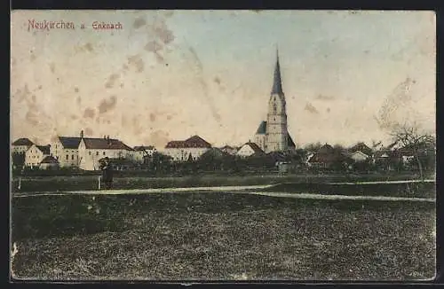 AK Neukirchen a. Enknach, Ortspanorama mit Kirche