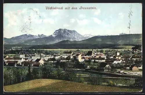 AK Vöcklabruck, Totalansicht mit Kirche und dem Traunstein