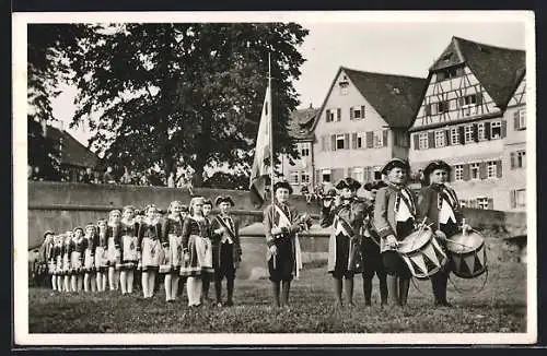 AK Schwäbisch-Hall, Kinder in Trachten beim Paarlauf mit Trommeln