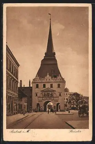 AK Rostock i. M., Strassenpartie mit Geschäft und Steintor