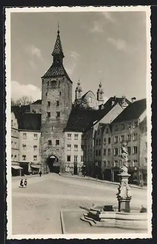 AK Landsberg a. Lech, Strassenpartie am Tor mit Brunnen