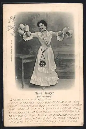 AK Heidelberg / Neckar, Marie Elsinger mit vollen Bierkrügen in den Händen