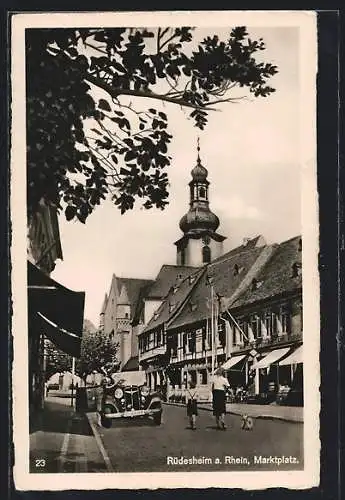 AK Rüdesheim a. Rhein, Marktplatz mit Geschäften und Kirche