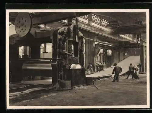 AK Essen, Fried. Krupp AG, Fabrikarbeiter beim Walzen eines 30m langen Bleches im Blechwalzwerk 1