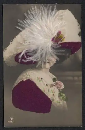 AK Junge Frau im lilanen Kleid aus Stoff und Hut aus echten Federn