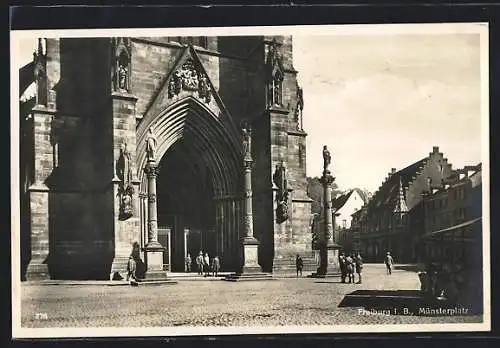 AK Freiburg i. B., Passanten auf dem Münsterplatz