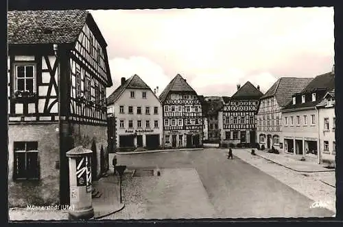 AK Münnerstadt /Ufr., Marktplatz mit Litfasssäule