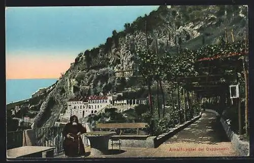 AK Amalfi, Hotel dei Cappuccini, Mönch in Kutte mit Blick aufs Meer