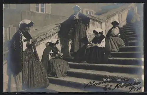 AK Roma, Costumi, Frauen auf der Treppe