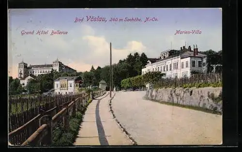 AK Bad Vöslau /N.-Oe., Grand Hotel Bellevue und Marien-Villa mit Strassenpartie
