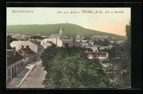 AK Vöslau, Teilansicht mit Neustädterstrasse und Kirche