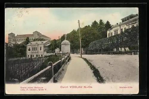 AK Vöslau /N.-Oe., Grand Hotel Bellevue und Marienvilla mit Strassenpartie