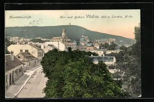 AK Bad Vöslau, Neustädterstrasse mit Blick zur Kirche