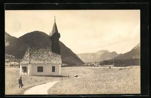 AK Gössl bei Grundlsee, Kirche mit Landstrasse, Bergen und Ortsblick