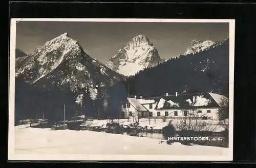 AK Hinterstoder /O. Oe., Zwei Anwesen vor Berggipfeln im Winter