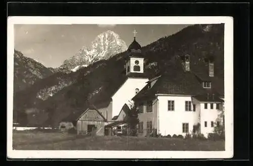 AK Hinterstoder /O. Oe., Kirche und Nachbargbäude mit Berggipfel