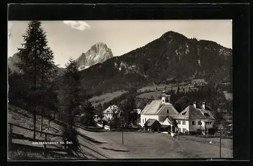 AK Hinterstoder /O. Oe., Teilansicht mit Kirche gegen Berggipfel