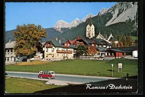 AK Ramsau /Dachstein, Ortsansicht im Bergidyll, mit VW Bulli