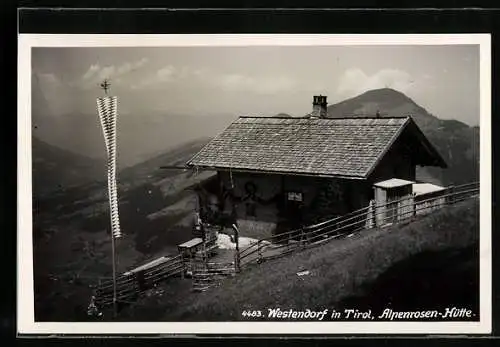 AK Westendorf /Tirol, Alpenrosen-Hütte vor Berglandschaft