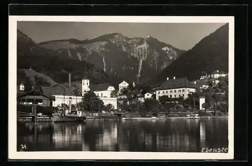 AK Ebensee, Dampfer auf dem Wasser, Blick gegen die Berge