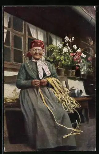 AK ältere Dame beim Stroh flechten