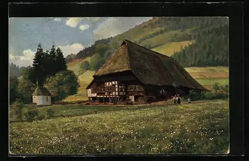 Künstler-AK H. Hoffmann: Schwarzwaldhaus mit Kapellchen, Blick über die Wiese