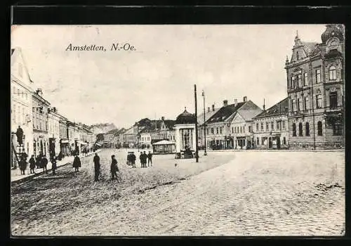 AK Amstetten /N.-Ö., Strassenpartie mit Passanten