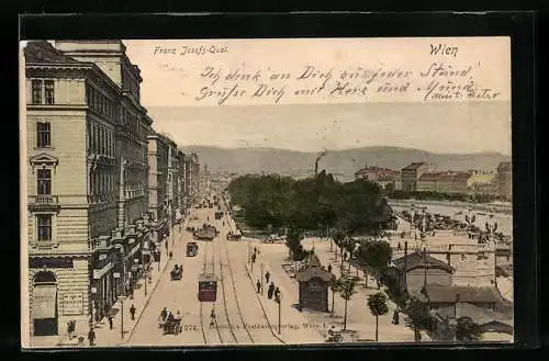 AK Wien, eine Strassenbahn und Passanten auf dem Franz Josefs-Quai