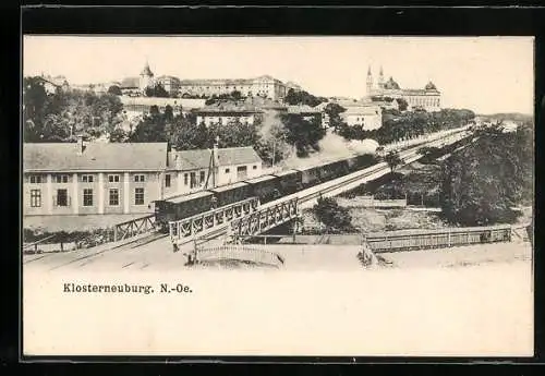 AK Klosterneuburg, Ortsansicht mit Eisenbahnbrücke