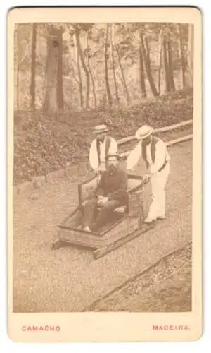 Fotografie Camacho, Funchal, Ansicht Madeira, einheimische befördern Gast im Korbschlitten / Korbwagen