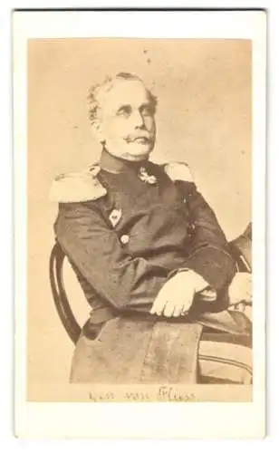 Fotografie unbekannter Fotograf und Ort, Portrait General Eduard Moritz von Flies in Uniform mit Halsorden