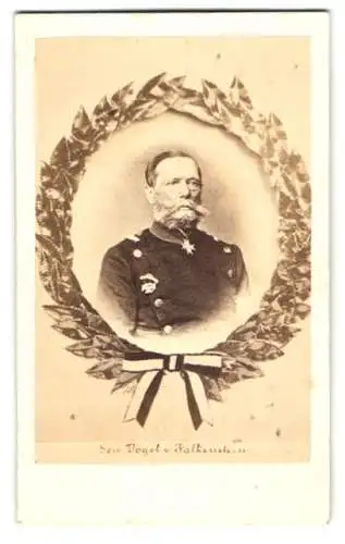 Fotografie unbekannter Fotograf und Ort, Eduard Vogel von Falkenstein, preussischer General der Infanterie mit Orden