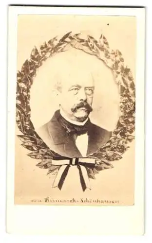 Fotografie unbekannter Fotograf und Ort, Portrait Otto von Bismarck-Schönhausen im Anzug, Passepartout mit Kranz