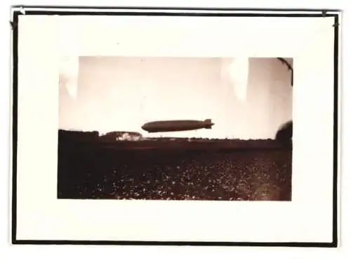 3 Fotografien Ansicht Villingen, Zeppelin über der Zeppelinhalle und mit Schaulustigen