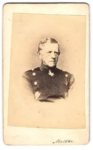 Fotografie unbekannter Fotograf und Ort, Generalfeldmarschall Helmuth von Moltke in Uniform mit Pour le Merit Orden