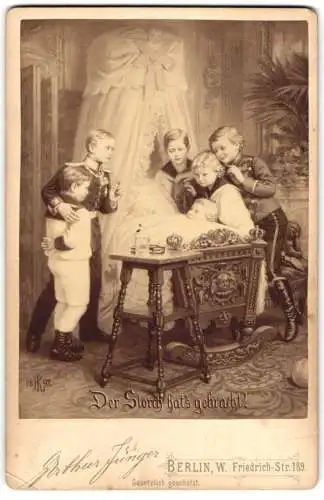 Fotografie Arthur Jüngerer, Berlin, der Stroch hat`s gebracht, Victoria Luise im Kinderbett umgeben von Geschwistern