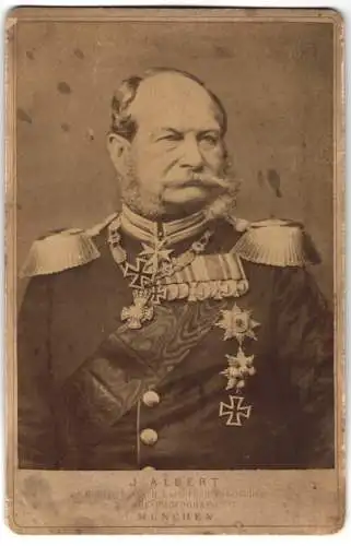 Fotografie J. Albert, München, Portrait Kaiser Wilhelm I. von Preussen in Uniform mit Ordenspange und Eisernes Kreuz