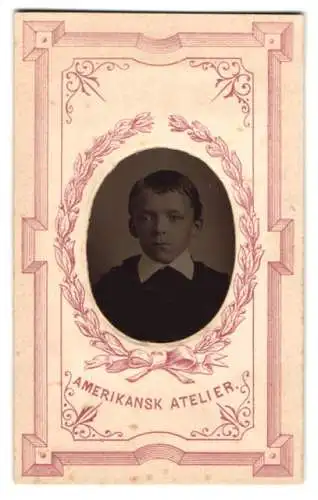 Fotografie Ferrotypie Amerikansk Atelier, Ort unbekannt, junger Knabe im Anzug, im Passepartout