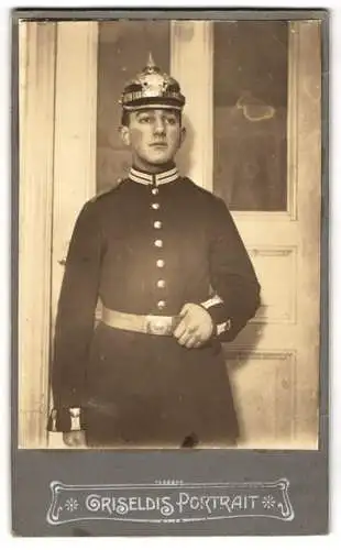 Fotografie Griseldis, Ort unbekannt, Portrait junger Soldat in Garde Uniform mit Pickelhaube Preussen