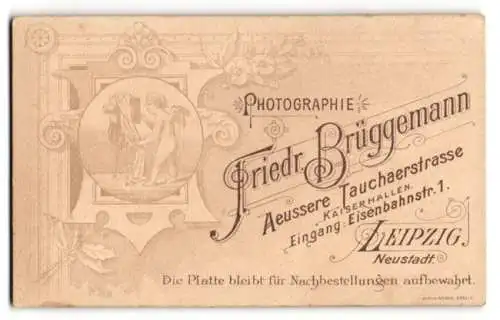 Fotografie Friedr. Brüggemann, Leipzig, Engel mit Plattenkamera nebst Anschriften der Ateliers