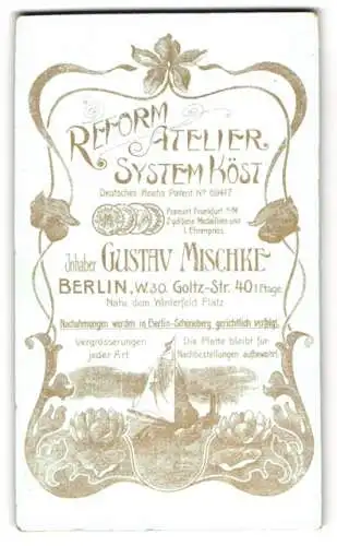 Fotografie Gustav Mischke, Berlin, Goltz-Str. 40, Segelboot mit Blumen, Anschrift des Ateliers